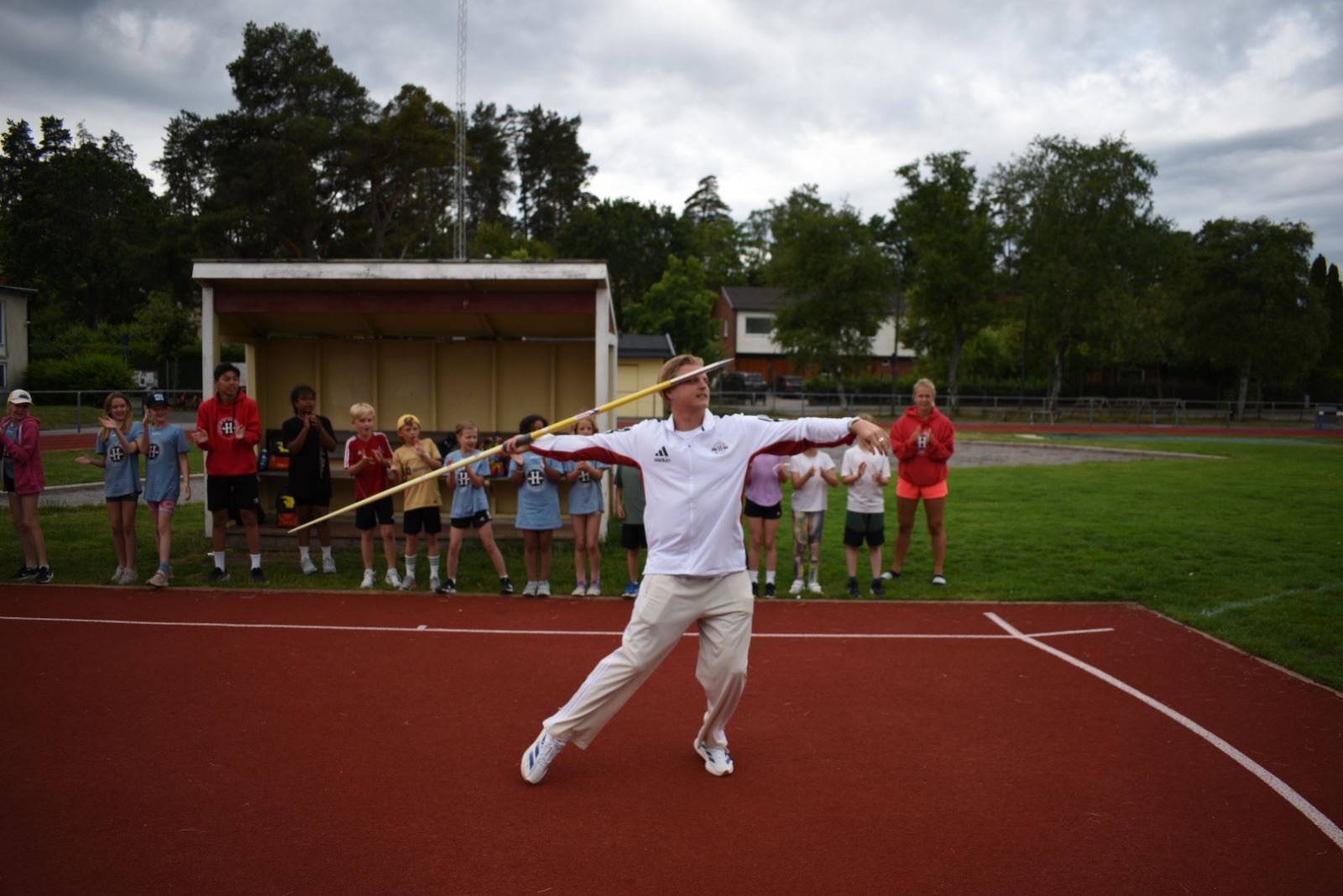 Spjutkastaren Jakob Samuelsson bjuder p tips och teknik ute p planen.