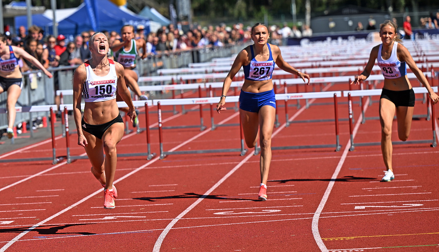 Olivia Pihl, som springer p bana 4, vinner 100m hck F17 stort.