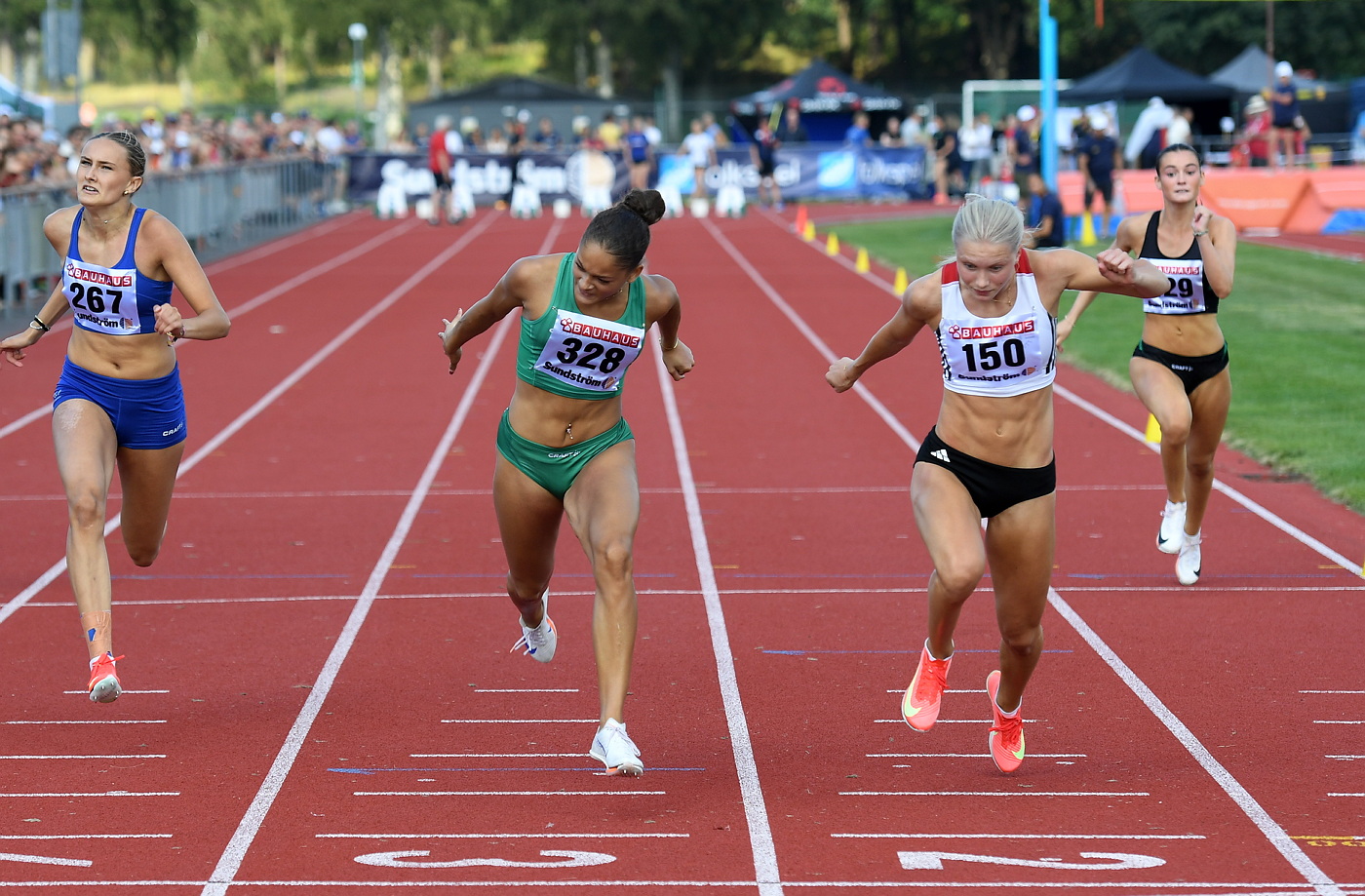 Tuff kamp i F17 p mllinjen fr 100m mellan Kalmars Jamilia Bernhardsson och Olivia Pihl, dr bda slutade p 11.93 men Olivia hade 2 tusendelar smre tid.