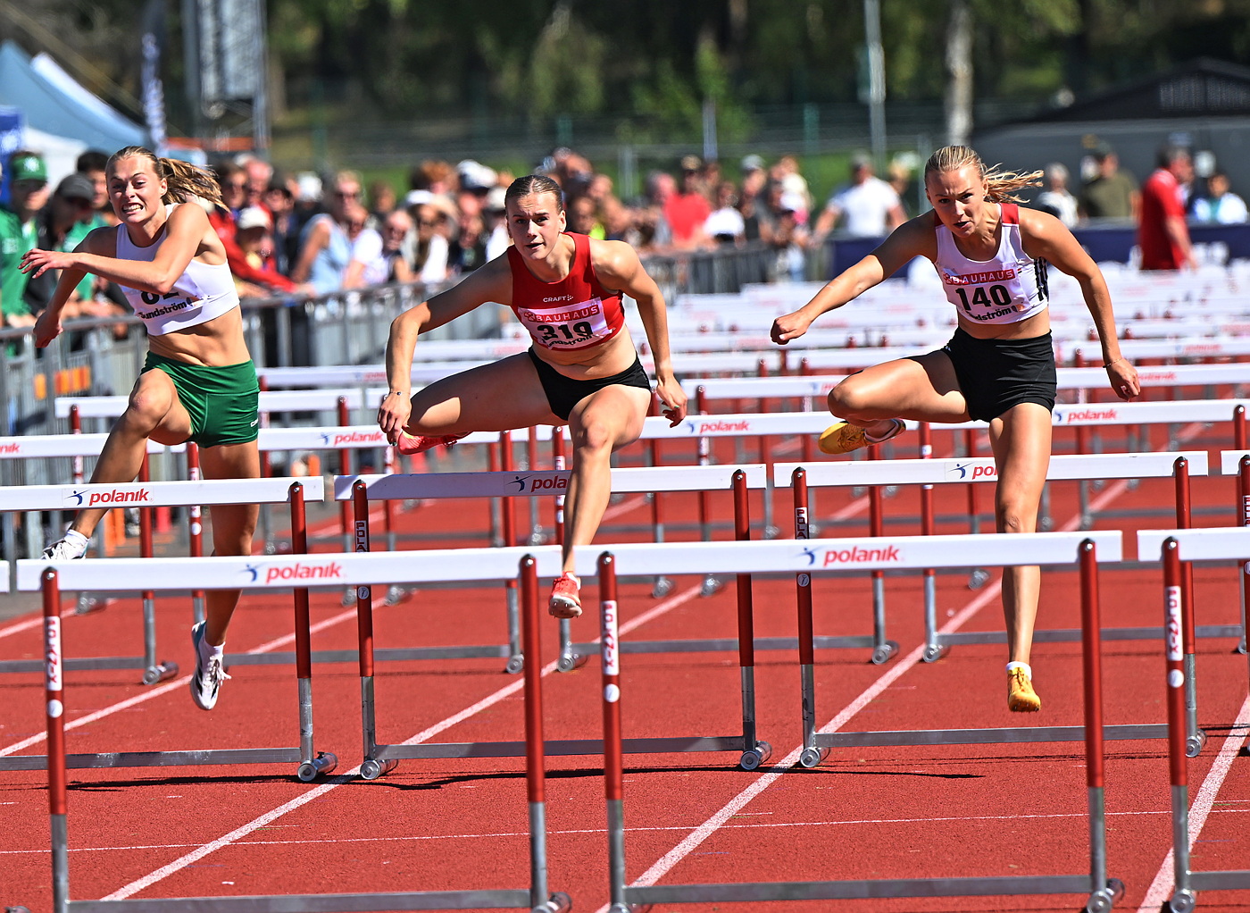 Strax drefter vinner Julia Hkansson, lngst till hger i bilden, 100m hck i K22.