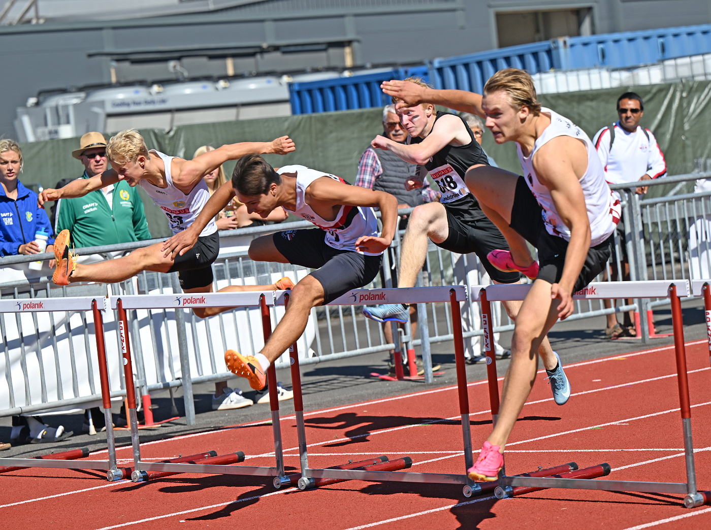 Philip Antivilo-Lindsj p banan nrmast kameran vinner 110m hck i P17.