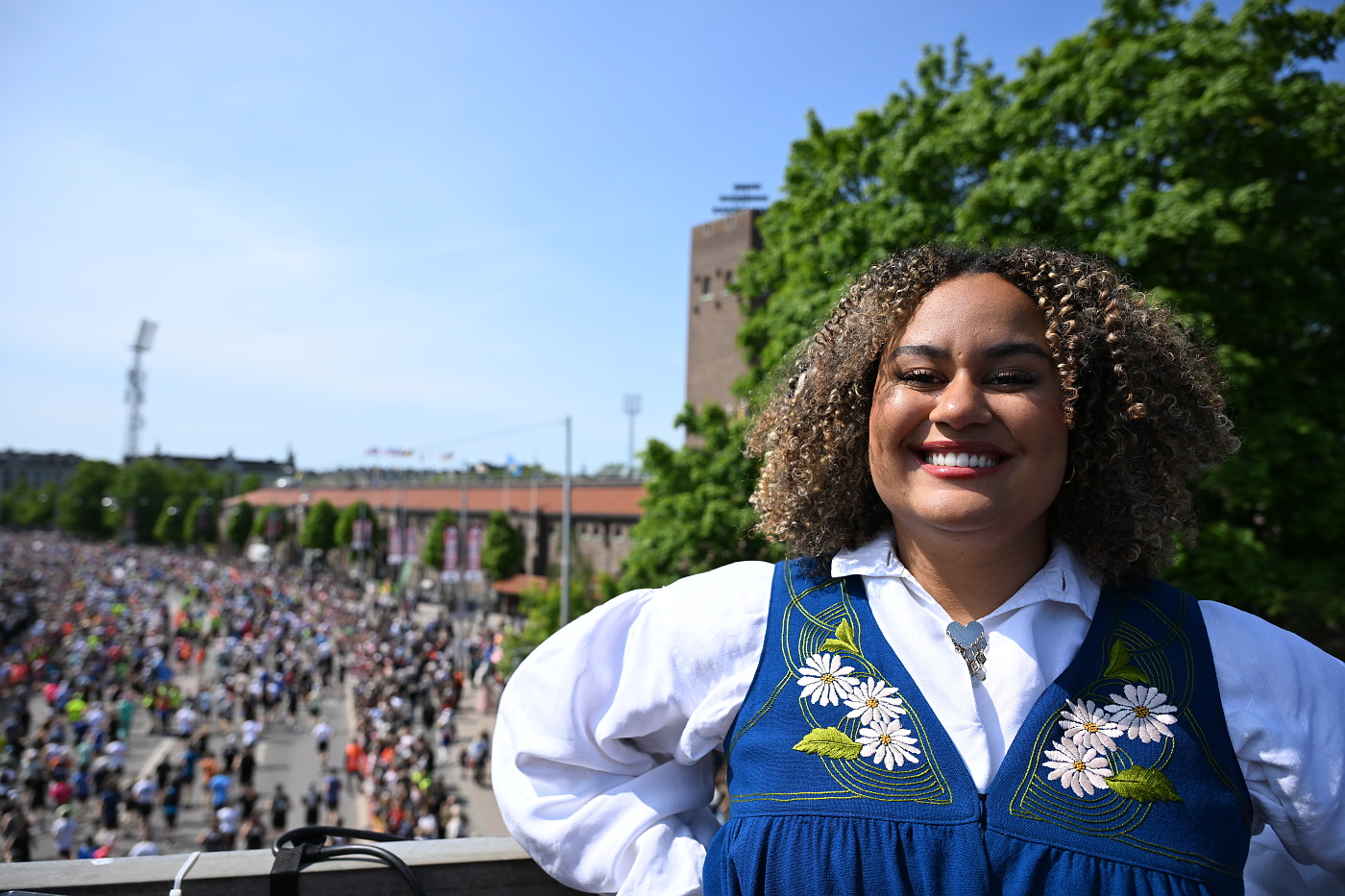 Bild på Vanessa Kamga som kranskulla på adidas Stockholm Marathon 2025